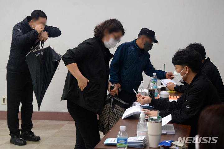[전주=뉴시스] 김얼 기자 = 4·5 재보궐선거 투표일인 5일 전북 전주시 서신동주민센터에서 유권자가 투표를 하기 위해 줄지어 서 있다. 2023.04.05. pmkeul@nwsis.com