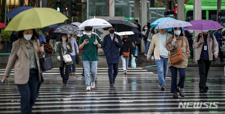 [서울=뉴시스] 정병혁 기자 = 비가 내린 5일 오전 서울 영등포구 여의도환승센터에서 우산을 쓴 시민들이 이동하고 있다. 2023.04.05. jhope@newsis.com