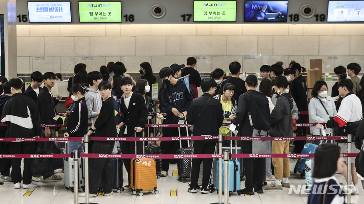 수학여행 떠나는 학생들로 붐비는 김포공항 (기사내용과 무관)