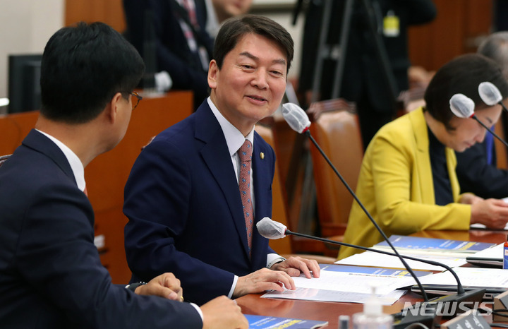 [서울=뉴시스] 추상철 기자 = 안철수 국민의힘 의원이 지난 4월5일 오전 서울 여의도 국회에서 열린 첨단전략산업특별위원회 전체회의에 참석해 있다. 2023.04.05. scchoo@newsis.com