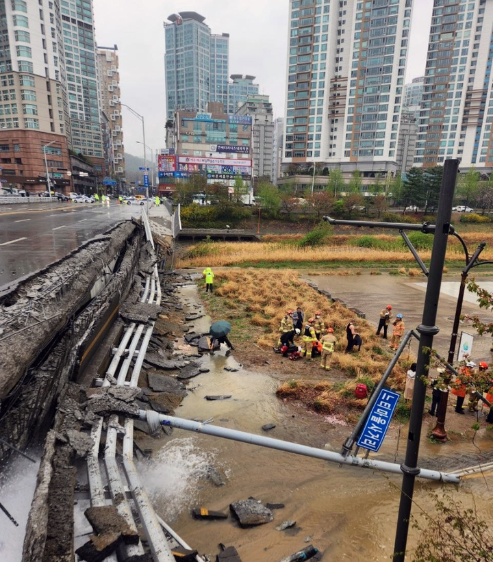 [서울=뉴시스] 5일 오전 경기 성남시 정자동 하천을 가로지르는 교각 난간이 무너지는 사고가 발생해 소방대원들이 현장을 살피고 있다. (사진=독자제공) 2023.04.05. photo@newsis.com *재판매 및 DB 금지