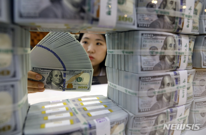 [서울=뉴시스] 고승민 기자 = 한국은행 '2023년 3월말 외환보유액' 발표내용에 따르면 지난달 말 우리나라 외환보유액은 4260억7000만 달러로 전월말(4252억9000만 달러)보다 7억8000만 달러 증가한 것으로 알려진 5일 서울 중구 하나은행 위변조대응센터 달러화 모습. 이는 지난달 달러화가 약세를 보이자, 외환시장에서 달러를 매도하는 개입을 실시하지 않으면서 외환보유액이 늘어난 것이다. 2023.04.05. kkssmm99@newsis.com
