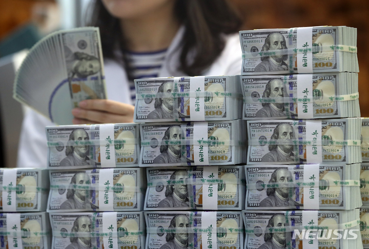 [서울=뉴시스] 고승민 기자 = 한국은행 '2023년 3월말 외환보유액' 발표내용에 따르면 지난달 말 우리나라 외환보유액은 4260억7000만 달러로 전월말(4252억9000만 달러)보다 7억8000만 달러 증가한 것으로 알려진 5일 서울 중구 하나은행 위변조대응센터 달러화 모습. 이는 지난달 달러화가 약세를 보이자, 외환시장에서 달러를 매도하는 개입을 실시하지 않으면서 외환보유액이 늘어난 것이다. 2023.04.05. kkssmm99@newsis.com