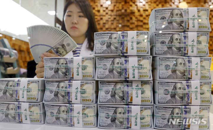 [서울=뉴시스] 고승민 기자 = 5일 서울 중구 하나은행 위변조대응센터 달러화 모습. 2023.04.05. kkssmm99@newsis.com