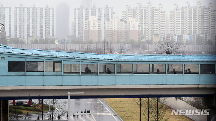 [서울=뉴시스] 조성우 기자 = 서울 용산구가 용산역과 서울드래곤시티호텔을 잇는 공중보행교를 오는 10일부터 철거한다고 밝혔다. 5일 오후 서울 용산구 공중보행교에서 시민들이 오가고 있다. 2023.04.05. xconfind@newsis.com