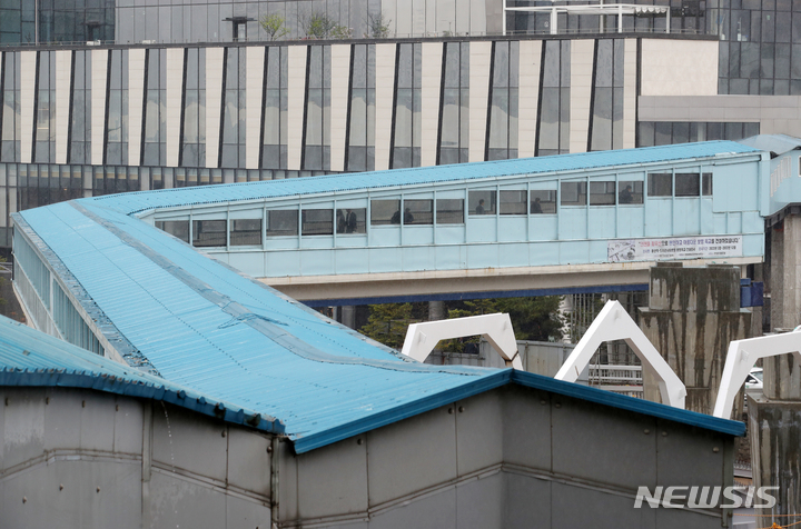 [서울=뉴시스] 조성우 기자 = 서울 용산구가 용산역과 서울드래곤시티호텔을 잇는 공중보행교를 오는 10일부터 철거한다고 밝혔다. 5일 오후 서울 용산구 공중보행교 모습이 보이고 있다. 2023.04.05. xconfind@newsis.com