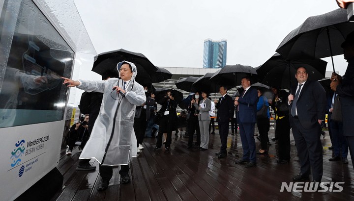 [부산=뉴시스] 하경민 기자 = 2030세계박람회 개최 후보지인 부산을 실사하기 위해 방한한 국제박람회기구(BIE) 실사단이 5일 오전 부산 동구 부산항컨벤션센터 하늘정원에서 박람회 개최 예정지를 둘러보고 있다. 2023.04.05. yulnetphoto@newsis.com