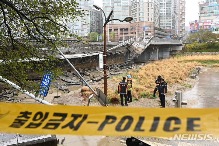 [성남=뉴시스] 김종택 기자 = 5일 오전 경기 성남시 정자동 하천을 가로지르는 교각 난간이 무너지는 사고가 발생해 소방대원들이 현장을 살피고 있다. 2023.04.05. jtk@newsis.com
