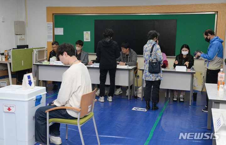 [울산=뉴시스] 배병수 기자 = 4·5 재·보궐선거일인 5일 오전 울산시 남구 옥동 제1투표소가 마련된 남산초등학교에서 유권자들이 투표하고 있다. 2023.04.05. bbs@newsis.com.