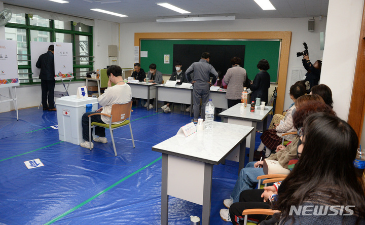 [울산=뉴시스] 배병수 기자 = 4·5 재·보궐선거일인 5일 오전 울산시 남구 옥동 제1투표소가 마련된 남산초등학교에서 유권자들이 투표하고 있다. 2023.04.05. bbs@newsis.com.
