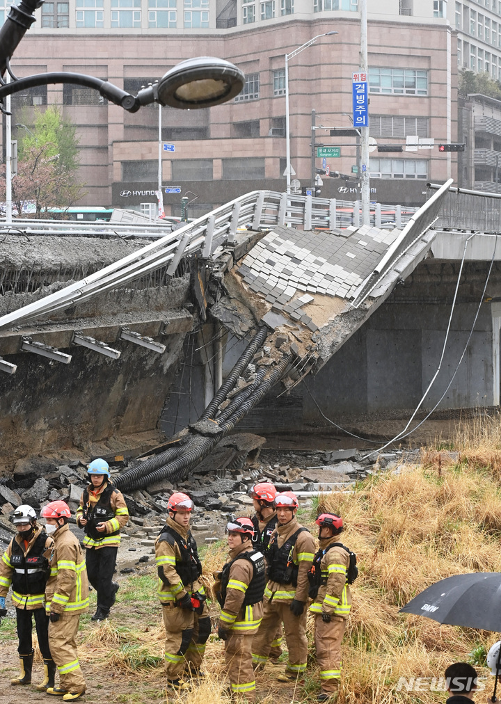 [성남=뉴시스] 김종택 기자 = 5일 오전 경기도 성남시 분당구 정자교 난간이 무너지는 사고가 발생해 소방 대원 등 관계자들이 현장을 수습하고 있다. 이 사고로 교각 가드레일과 이정표 등이 산책로로 쏟아져 30대 여성 1명이 숨지고 30대 남성 1명은 중상을 입어 병원에서 치료 중이다. 2023.04.05. jtk@newsis.com