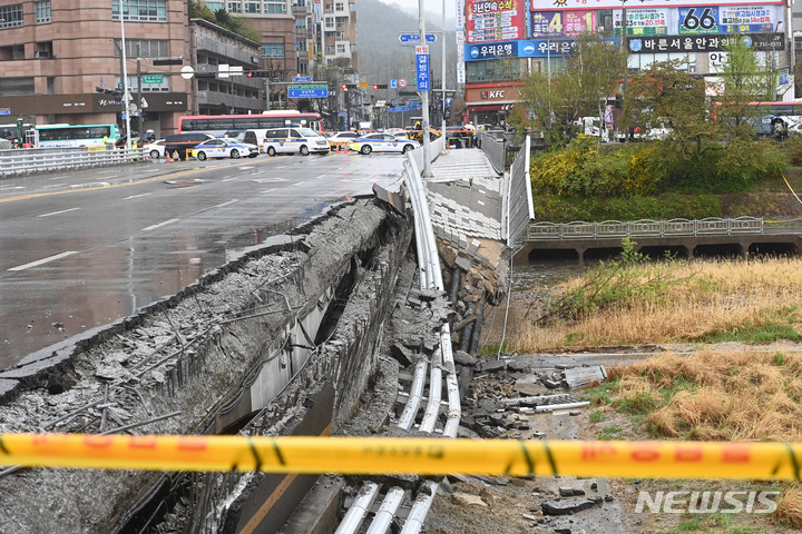 [성남=뉴시스] 김종택 기자 = 지난 5일 오전 경기도 성남시 분당구 정자교 난간이 무너지는 사고가 발생해 소방 대원 등 관계자들이 현장을 수습하고 있다. 이 사고로 교각 가드레일과 이정표 등이 산책로로 쏟아져 30대 여성 1명이 숨지고 30대 남성 1명은 중상을 입어 병원에서 치료 중이다. 2023.04.05. jtk@newsis.com