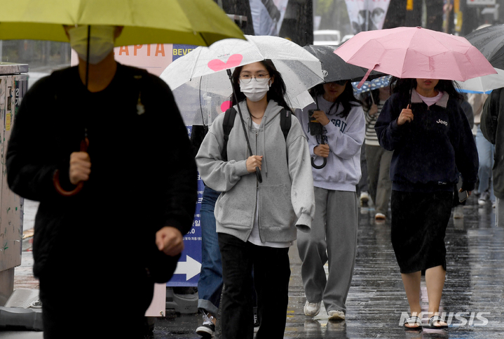 [광주=뉴시스] 광주 북구 용봉동 전남대학교 후문 앞 상가에서 우산을 쓴 시민들이 걷고 있다. (사진=뉴시스DB) 2023.04.25. photo@newsis.com