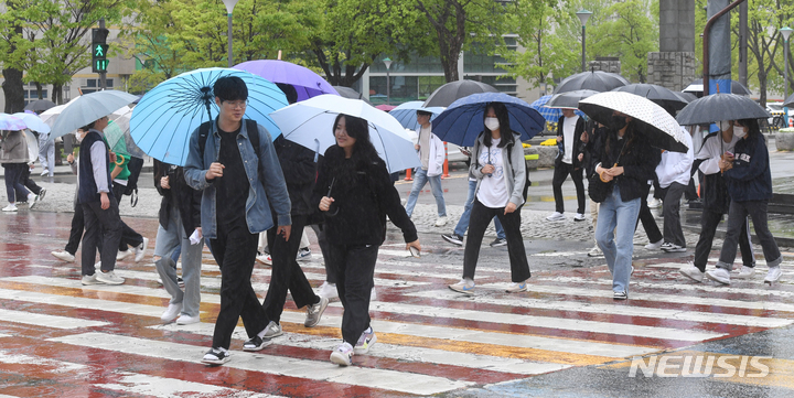 [광주=뉴시스] 변재훈 기자 = 5일 오후 광주 북구 용봉동 전남대학교 후문 앞 사거리에서 우산 쓴 시민들이 횡단보도를 건너고 있다. 2023.04.25. wisdom21@newsis.com