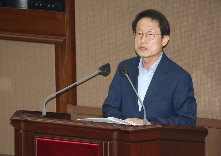 [서울=뉴시스] 조희연 서울시교육감이 지난달 5일 서울 중구 서울시의회 본회의장에서 열린 제317회 임시회 제1차 본회의에 출석해 '2023년도 제1회 서울특별시교육비특별회계 추가경정예산안 제출에 따른 시정연설'을 하고 있다. (사진=서울시교육청 제공) 2023.04.05. photo@newsis.com *재판매 및 DB 금지