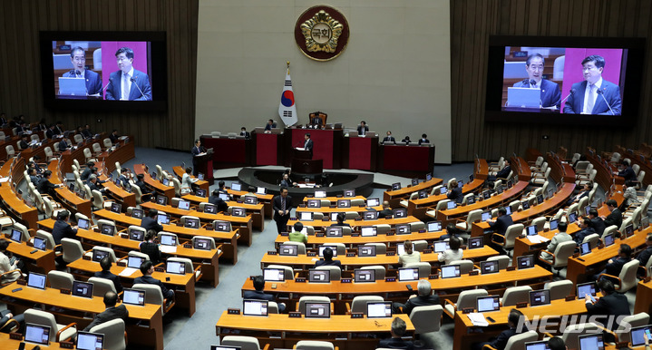 [서울=뉴시스] 추상철 기자 = 한덕수 국무총리가 지난 4월5일 오후 서울 여의도 국회에서 열린 제405회국회(임시회) 제3차 본회의 교육·사회·문화 분야 대정부질문에서 전해철 더불어민주당 의원의 질의에 답변하고 있다. 2023.04.05. scchoo@newsis.com