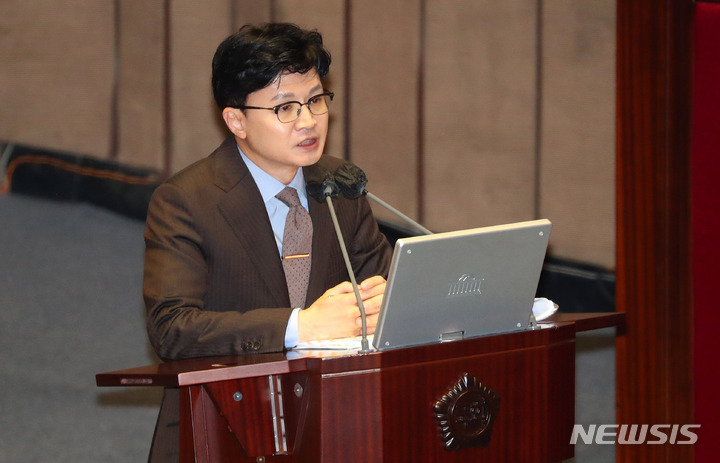 [서울=뉴시스] 추상철 기자 = 한동훈 법무부 장관이 5일 오후 서울 여의도 국회에서 열린 제405회국회(임시회) 제3차 본회의 교육·사회·문화 분야 대정부질문에서 전해철 더불어민주당 의원의 질의에 답변하고 있다. 2023.04.05. scchoo@newsis.com