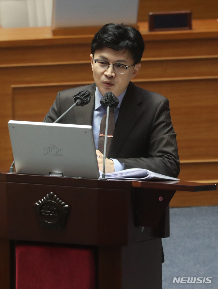 [서울=뉴시스] 전진환 기자 = 한동훈 법무부장관이 5일 오후 서울 여의도 국회에서 열린 제405회국회(임시회) 제3차 본회의에 출석해 전해철 더불어민주당 의원의 교육·사회·문화 분야 대정부질문에 답하고 있다. 2023.04.05. amin2@newsis.com