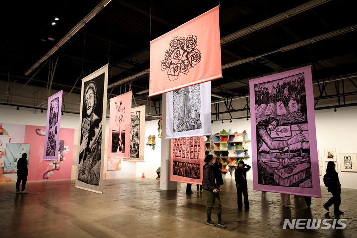 [광주=뉴시스] 박진희 기자 = 광주비엔날레재단은 5일 전남 광주시 광주비엔날레 거시기홀에서 '제14회 광주비엔날레 국내외 기자 초청 설명회'를 마치고 전 세계 79명의 작가가 참여하는 '물처럼 부드럽고 여리게' 본전시 작품을 선보이고 있다. 올해로 14회째를 맞이하는 광주비엔날레는 오는 4월 7일부터 7월 9일까지 94일간 광주시 전역에서 열린다. 2023.04.05. pak7130@newsis.com