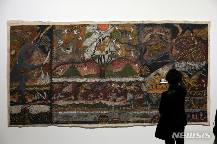 [광주=뉴시스] 박진희 기자 = 광주비엔날레재단은 5일 전남 광주시 광주비엔날레 거시기홀에서 '제14회 광주비엔날레 국내외 기자 초청 설명회'를 마치고 전 세계 79명의 작가가 참여하는 '물처럼 부드럽고 여리게' 본전시 작품을 선보이고 있다. 올해로 14회째를 맞이하는 광주비엔날레는 오는 4월 7일부터 7월 9일까지 94일간 광주시 전역에서 열린다. 2023.04.05. pak7130@newsis.com