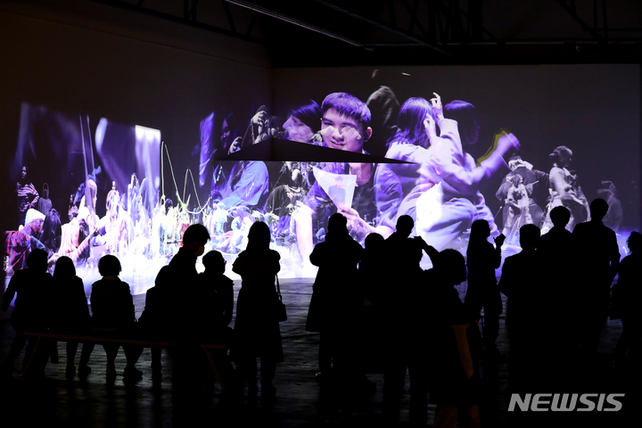 [광주=뉴시스] 박진희 기자 = 광주비엔날레재단은 5일 전남 광주시 광주비엔날레 거시기홀에서 '제14회 광주비엔날레 국내외 기자 초청 설명회'를 마치고 전 세계 79명의 작가가 참여하는 '물처럼 부드럽고 여리게' 본전시 작품을 선보이고 있다. 올해로 14회째를 맞이하는 광주비엔날레는 오는 4월 7일부터 7월 9일까지 94일간 광주시 전역에서 열린다. 2023.04.05. pak7130@newsis.com