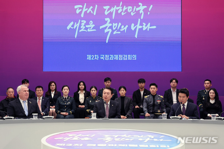 [서울=뉴시스] 전신 기자 = 윤석열 대통령이 5일 청와대 영빈관에서 열린 제2차 국정과제점검회의에서 발언하고 있다. (대통령실통신사진기자단) 2023.04.05. photo1006@newsis.com