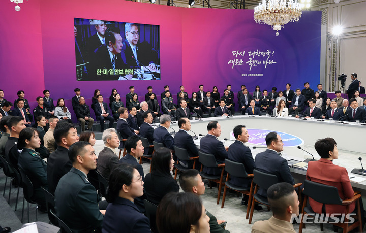 [서울=뉴시스] 전신 기자 = 윤석열 대통령이 5일 청와대 영빈관에서 열린 제2차 국정과제점검회의에서 영상을 시청하고 있다. (대통령실통신사진기자단) 2023.04.05. photo1006@newsis.com