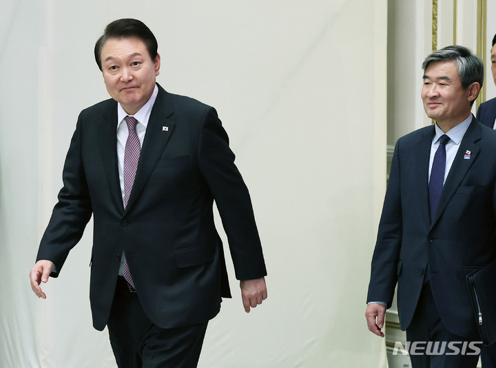 [서울=뉴시스] 전신 기자 = 윤석열 대통령이 5일 청와대 영빈관에서 열린 제2차 국정과제점검회의에 참석하고 있다. 오른쪽은 조태용 국가안보실장. (대통령실통신사진기자단) 2023.04.05. photo1006@newsis.com