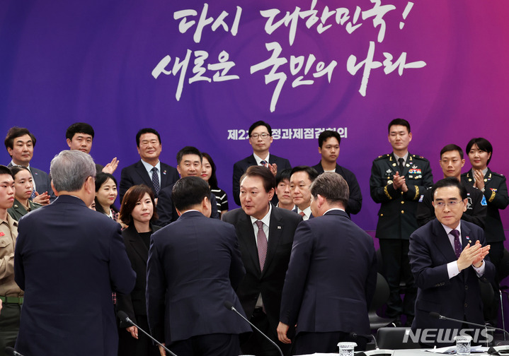 [서울=뉴시스] 전신 기자 = 윤석열 대통령이 5일 청와대 영빈관에서 열린 제2차 국정과제점검회의에 입장하며 참석자들과 인사하고 있다. (대통령실통신사진기자단) 2023.04.05. photo1006@newsis.com
