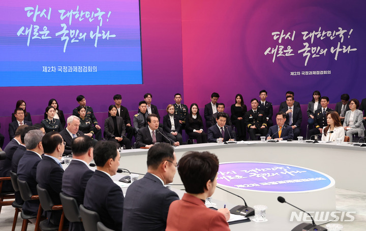 [서울=뉴시스] 전신 기자 = 윤석열 대통령이 5일 청와대 영빈관에서 열린 제2차 국정과제점검회의에서 발언하고 있다. (대통령실통신사진기자단) 2023.04.05. photo1006@newsis.com