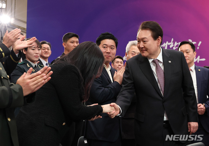 [서울=뉴시스] 전신 기자 = 윤석열 대통령이 5일 청와대 영빈관에서 열린 제2차 국정과제점검회의에 입장하며 참석자들과 인사하고 있다. (대통령실통신사진기자단) 2023.04.05. photo1006@newsis.com