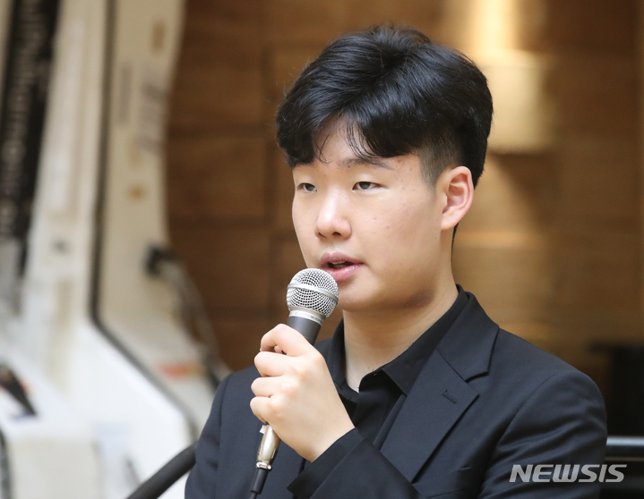 [서울=뉴시스] 김명원 기자 = '음악계의 우영우' 바이올리니스트 공민배군이 5일 오전 서울 광화문 서울시향 오케스트라 리허설룸에서 열린 그룹 인터뷰를 하고 있다. 2023.04.05. kmx1105@newsis.com