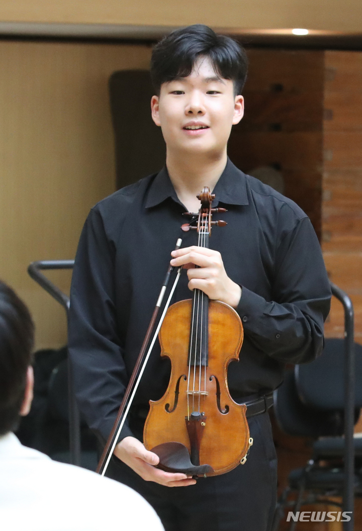 [서울=뉴시스] 김명원 기자 = '음악계의 우영우' 바이올리니스트 공민배군이 5일 오전 서울 광화문 서울시향 오케스트라 리허설룸에서 열린 그룹 인터뷰에 앞서 공연 시연을 마친 후 인사하고 있다. 2023.04.05. kmx1105@newsis.com