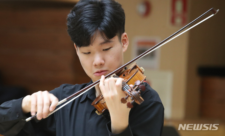 [서울=뉴시스] 김명원 기자 = '음악계의 우영우' 바이올리니스트 공민배군이 5일 오전 서울 광화문 서울시향 오케스트라 리허설룸에서 열린 그룹 인터뷰에 앞서 공연 시연을 하고 있다. 2023.04.05. kmx1105@newsis.com