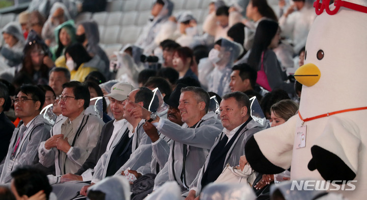 [부산=뉴시스] 하경민 기자 = 2030세계박람회 개최 후보지인 부산을 실사하기 위해 방한한 국제박람회기구(BIE) 실사단이 5일 오후 부산 해운대구 영화의전당에서 K팝 공연을 관람하고 있다. 2023.04.05. yulnetphoto@newsis.com