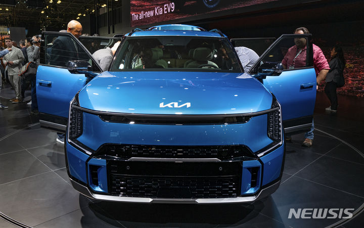 [뉴욕=AP/뉴시스]지난 4월5일 미 뉴욕에서 열린 뉴욕 국제오토쇼에 전시된 기아자동차의 EV9을 관람객들이 살펴보고 있다. 국제에너지기구(IEA)는 14일 세계 에너지 위기로 인한 높은 가격과 공급 우려로 청정에너지 기술로의 전환이 가속화되면서 향후 몇년 간 세계 석유 수요가 거의 늘어나지 않을 것으로 전망했다. 특히 전기자동차 확대, 바이오연료 사용 증가, 연비 개선 등에 힘입어 운송 연료로서의 석유 소비가 2026년 이후 감소할 것으로 예상했다. 2023.06.14.