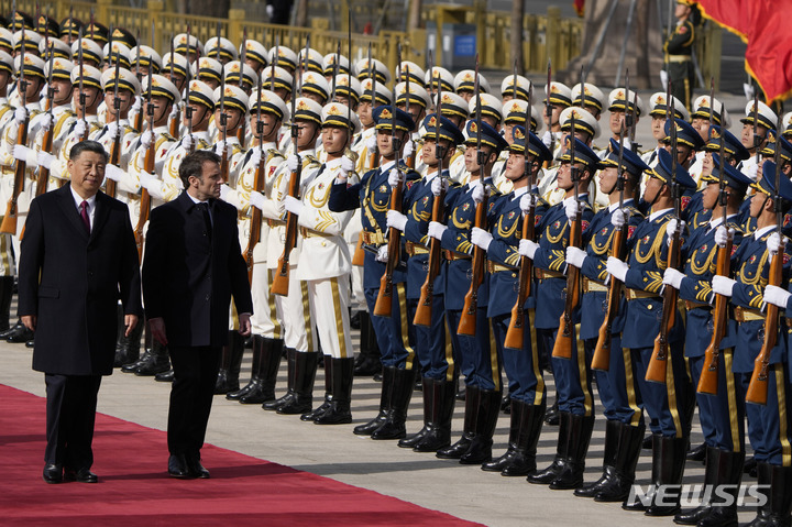[AP/뉴시스] 의장대 사열