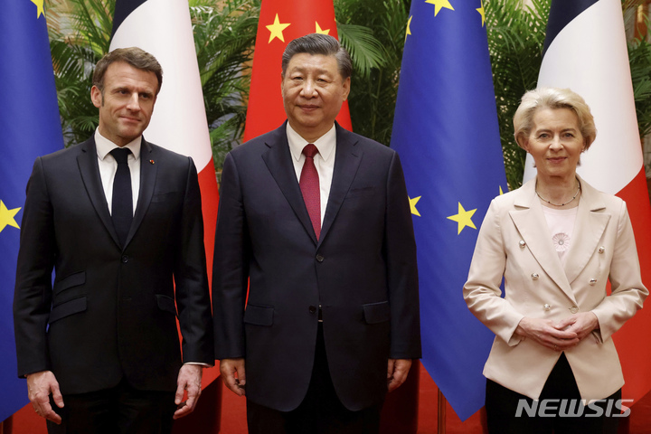 [베이징=AP/뉴시스]시진핑 중국 국가주석(가운데)과 에마뉘엘 마크롱 프랑스 대통령(왼쪽), 우르줄라 폰데어라이엔 유럽연합 집행위원장이 6일 베이징에서 회담을 갖고 있다. 2023.04.06.