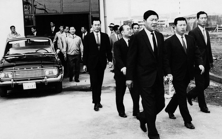 [서울=뉴시스]1969년 폴리에스터 원사 공장 준공식에서 최종건 창업회장(왼쪽)과 최종현 선대회장(오른쪽). (사진 = SK) 2023.4.6. photo@newsis.com&nbsp;&nbsp; *재판매 및 DB 금지