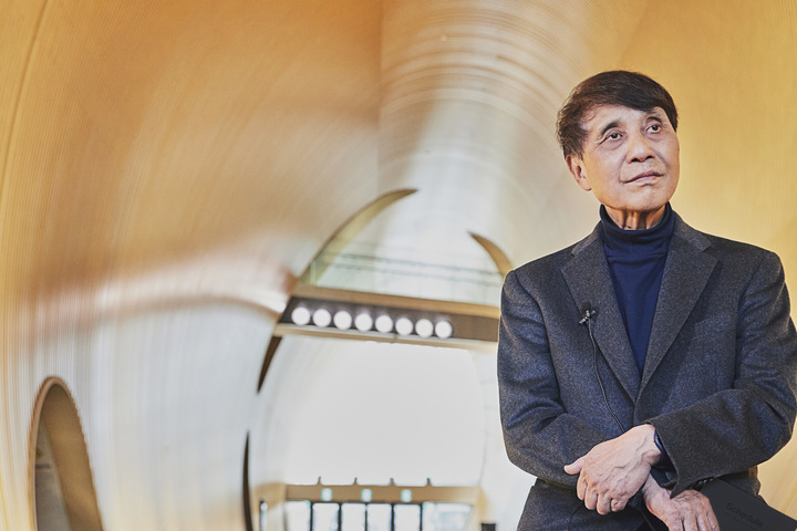 [서울=뉴시스]LG아트센터 서울을 방문한 건축가 안도 다다오. (사진=Studio AL, LG아트센터 서울 제공) 2023.04.06. photo@newsis.com *재판매 및 DB 금지