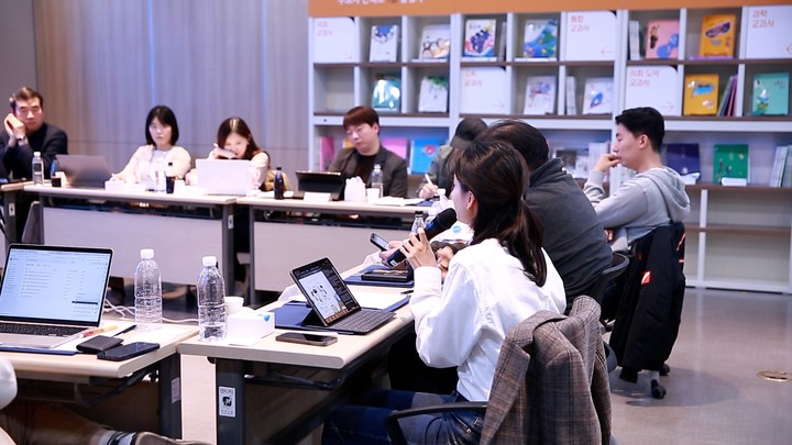 [서울=뉴시스] 1인 1디바이스 환경 구축에 따른 특화 콘텐츠 개발 방향 논의중인 초등 비바샘 핵심 자문단. (사진=비상교육 제공) 2023.04.06. photo@newsis.com&nbsp; *재판매 및 DB 금지