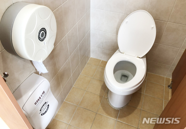 "발로 누르면 안 되나요?" 변기 레버 논쟁 또