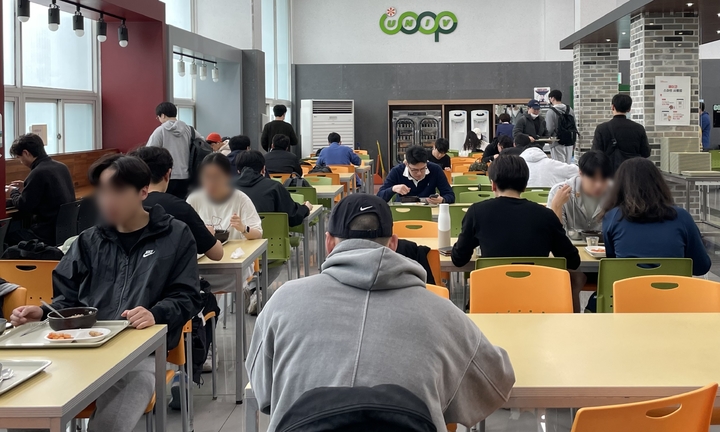 [대구=뉴시스] 정재익 기자 = 6일 오전 대구시 북구 경북대학교 정보센터식당에서 학생들이 '천원의 아침밥'을 먹고 있다. 2023.04.06. jjikk@newsis.com *재판매 및 DB 금지