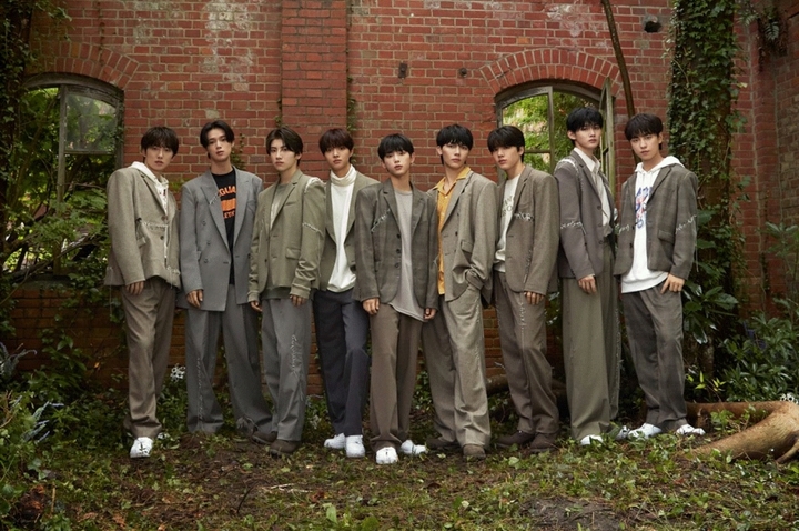 [서울=뉴시스] 그룹 앤팀(&TEAM). 23.04.06. (사진=하이브 레이블즈 제공) photo@newsis.com *재판매 및 DB 금지