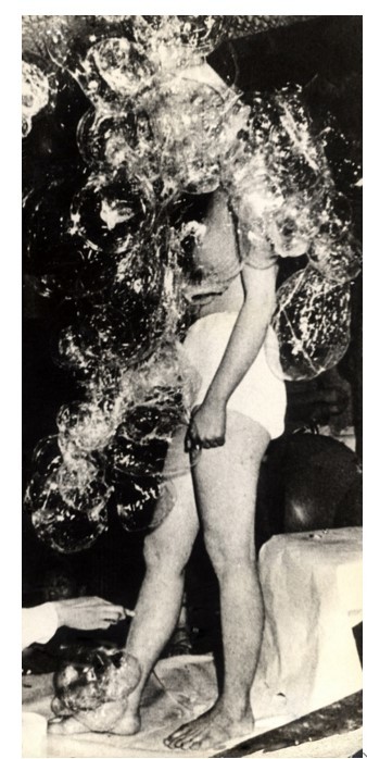 <투명풍선과 누드>(강국진, 정강자, 정찬승), 1968.5.30, 음악감상실 세시봉 ⓒ 2023 Kangja Jung 사진출처: “빛과 소리와 공간의 결합, 《청년작가연립전》의 ‘환경미술의 공동실현’에서”, 한국일보 (1968.6.2) (20(h)x9.5(w)㎝)사진=아라리오뮤지엄 제공. *재판매 및 DB 금지