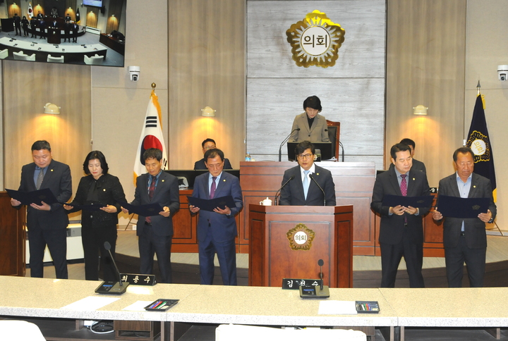 6일 개회한 순창군의회의 제277회 임시회, '후쿠시마 방사성 오염수 해양방류 철회 촉구 결의안'을 발의한 이성용 의원이 발언대에 나와 동료의원들과 함께 결의안을 낭독하고 있다. *재판매 및 DB 금지