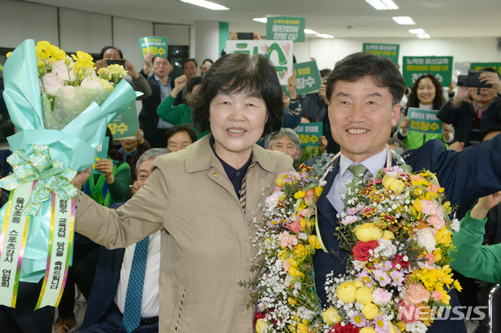 [울산=뉴시스] 배병수 기자 = 천창수 울산시교육감 후보가 5일 오후 울산 남구 선거사무소에서 당선이 확실시 되자 (故)노옥희 전 교육감 동생 노득현씨와 축하 꽃다발을 받고 기뻐하고 있다. 2023.04.05. bbs@newsis.com.