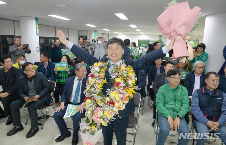 [울산=뉴시스] 배병수 기자 = 천창수 울산시교육감 후보가 5일 오후 울산 남구 선거사무소에서 당선이 확실시되자 축하 꽃다발을 받고 기뻐하고 있다. 2023.04.05. bbs@newsis.com.