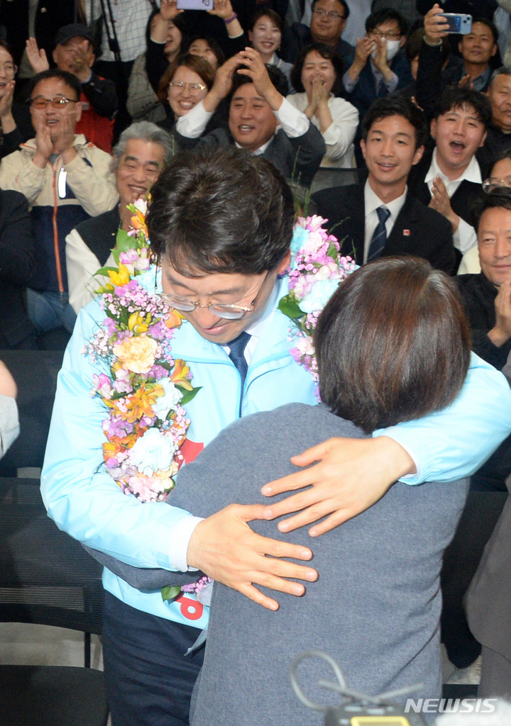 [전주=뉴시스] 김얼 기자 = 진보당 강성희 전주을 국회의원선거 후보가 6일 전북 전주시 완산구에 위치한 선거사무소에서 당선이 확실시되자 지지자들에게 축하를 받고 있다. 2023.04.06. pmkeul@nwsis.com