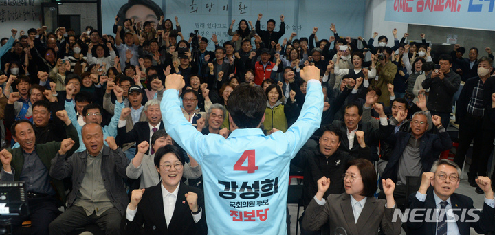 [전주=뉴시스] 김얼 기자 = 진보당 강성희 전주을 국회의원선거 후보가 6일 전북 전주시 완산구에 위치한 선거사무소에서 당선이 확실시되자 지지자들에게 축하를 받고 있다. 2023.04.06. pmkeul@nwsis.com